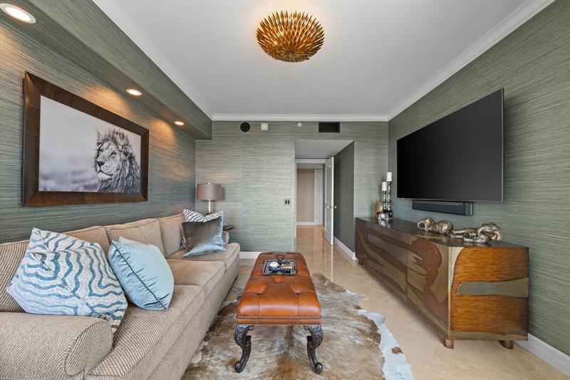 Image 27 of 49 For 411 New River Dr E  1402