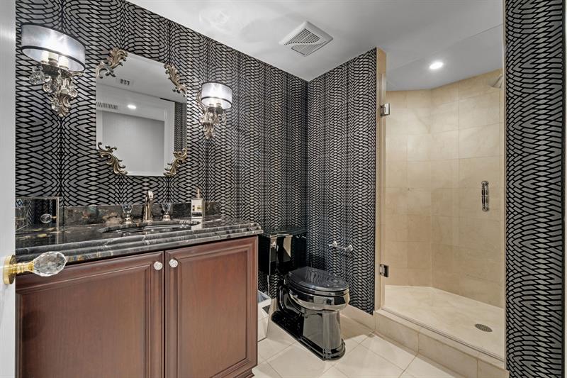 Image 28 of 49 For 411 New River Dr E  1402