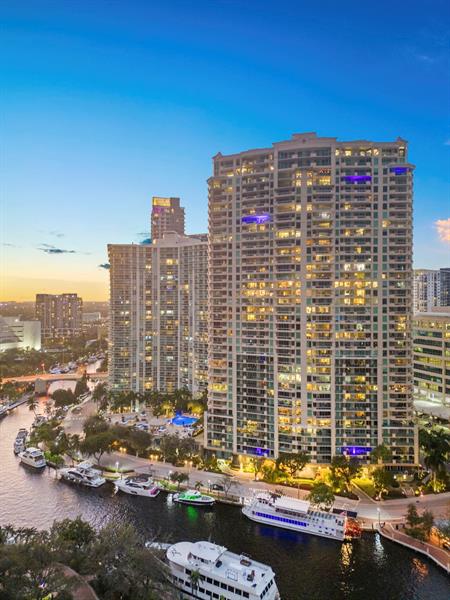 Image 3 of 49 For 411 New River Dr E  1402