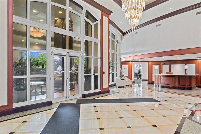 Image 4 of 49 For 411 New River Dr E  1402