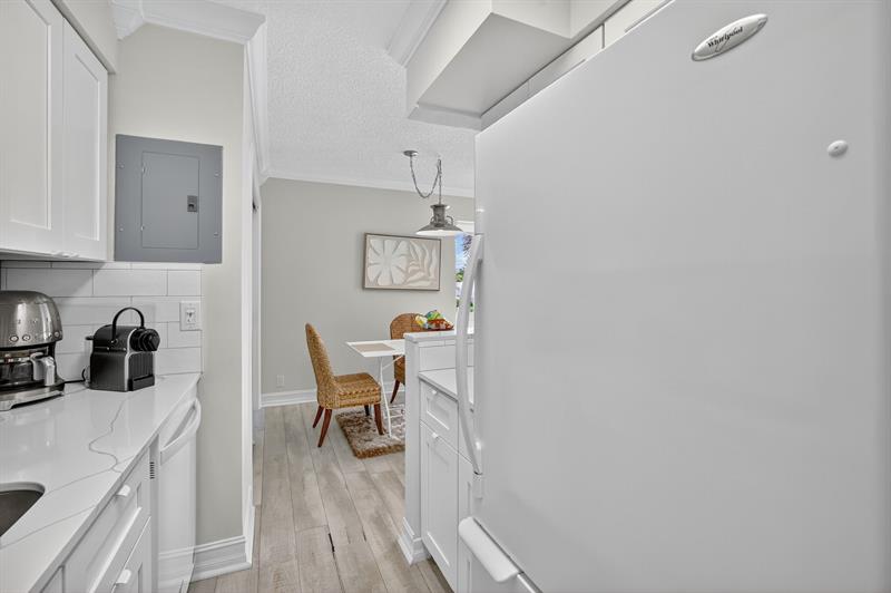 Image 20 of 60 For 223 Marine Ct  207