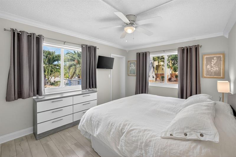 Image 28 of 60 For 223 Marine Ct  207