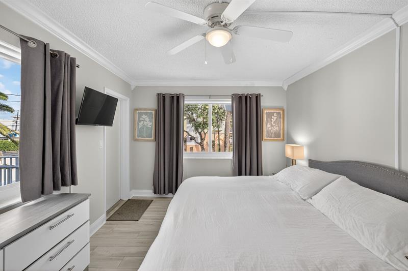 Image 29 of 60 For 223 Marine Ct  207