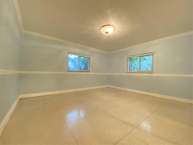 Image 12 of 32 For 1049 Van Buren St