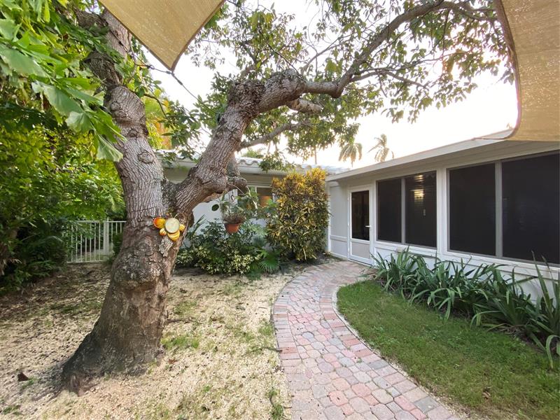 Image 17 of 32 For 1049 Van Buren St