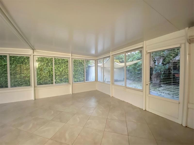 Image 21 of 32 For 1049 Van Buren St