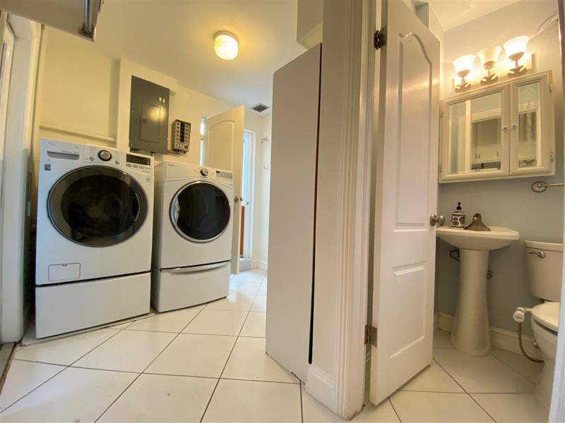 Image 22 of 32 For 1049 Van Buren St