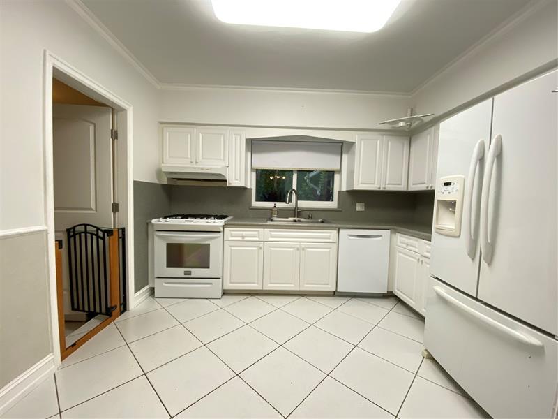 Image 3 of 32 For 1049 Van Buren St