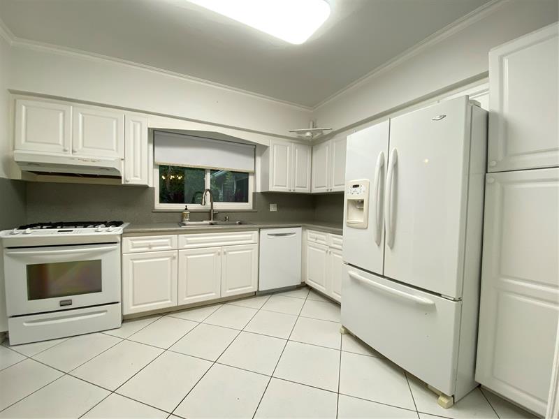 Image 4 of 32 For 1049 Van Buren St