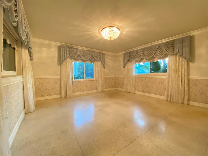 Image 7 of 32 For 1049 Van Buren St