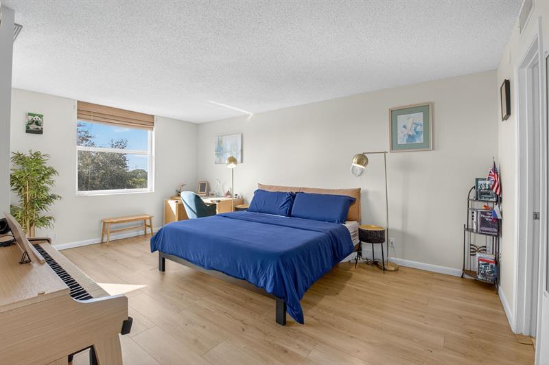 Image 19 of 40 For 5260 2nd Ave  402