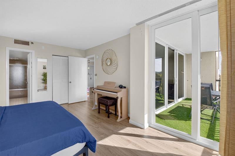 Image 21 of 40 For 5260 2nd Ave  402