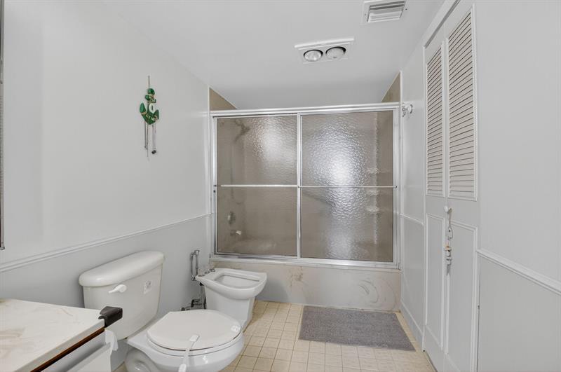 Image 23 of 40 For 5260 2nd Ave  402