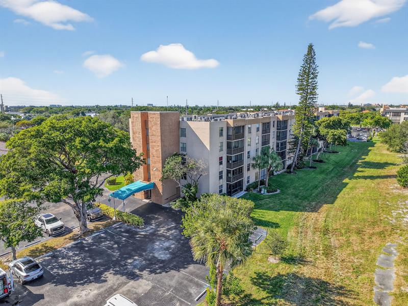 Image 31 of 40 For 5260 2nd Ave  402