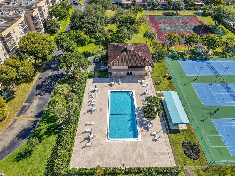 Image 37 of 40 For 5260 2nd Ave  402