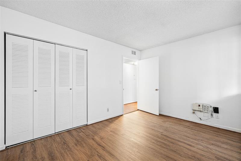 Image 19 of 43 For 5280 Las Verdes Cir  202