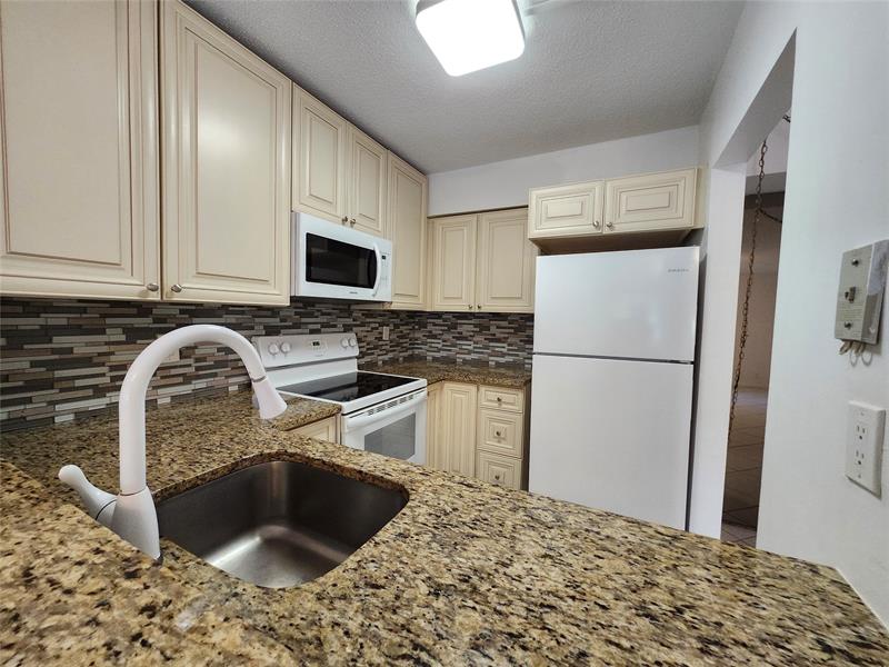 Image 10 of 35 For 501 8th St  103