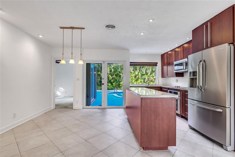 Image 11 of 37 For 2031 39th Ct