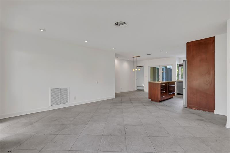 Image 13 of 37 For 2031 39th Ct