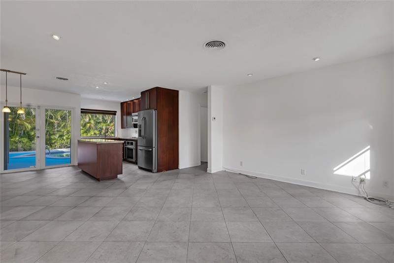 Image 14 of 37 For 2031 39th Ct