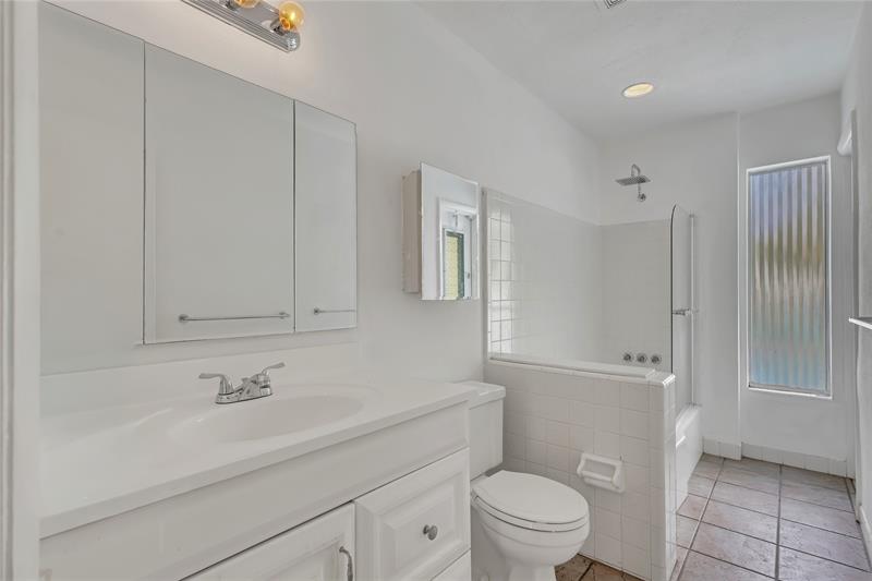 Image 21 of 37 For 2031 39th Ct