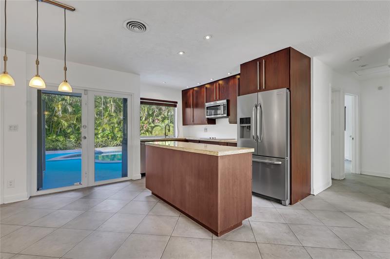 Image 7 of 37 For 2031 39th Ct