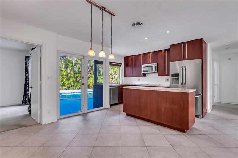 Image 8 of 37 For 2031 39th Ct