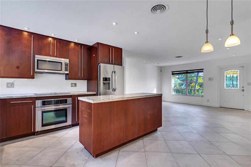 Image 9 of 37 For 2031 39th Ct