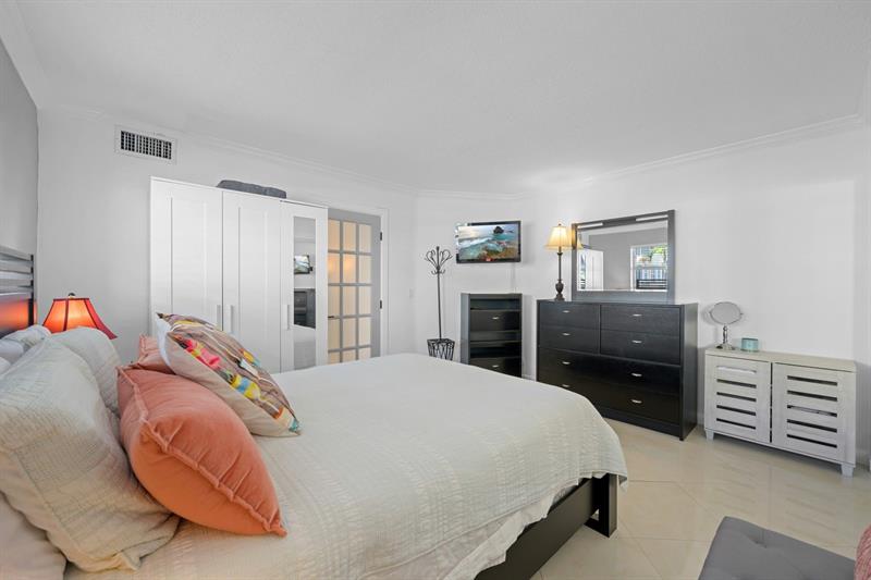 Image 11 of 40 For 2081 Ocean Dr  208