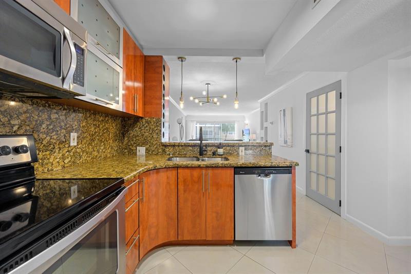 Image 5 of 40 For 2081 Ocean Dr  208