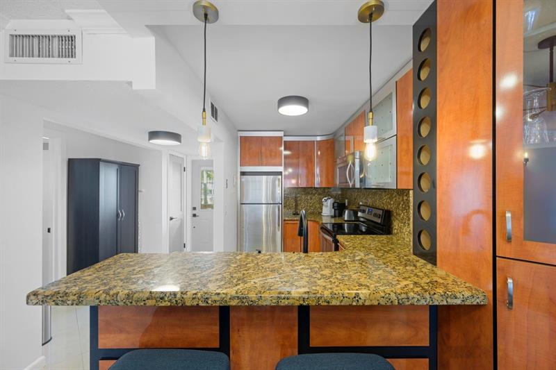 Image 6 of 40 For 2081 Ocean Dr  208