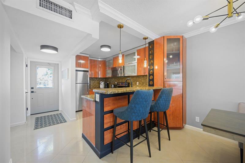 Image 7 of 40 For 2081 Ocean Dr  208