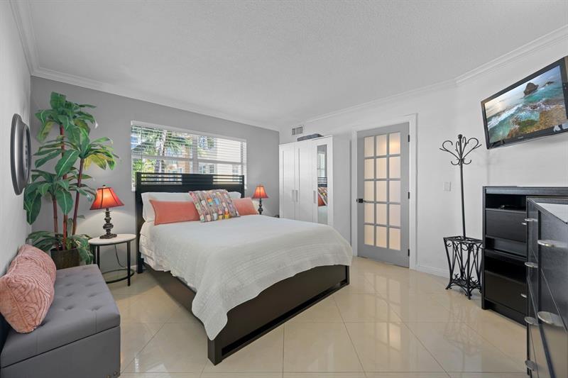 Image 9 of 40 For 2081 Ocean Dr  208