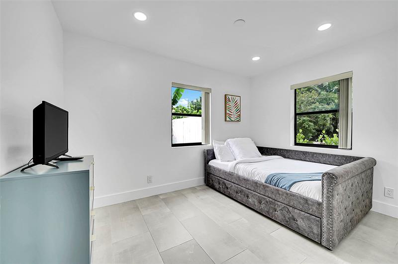 Image 27 of 48 For 400 26th Dr  