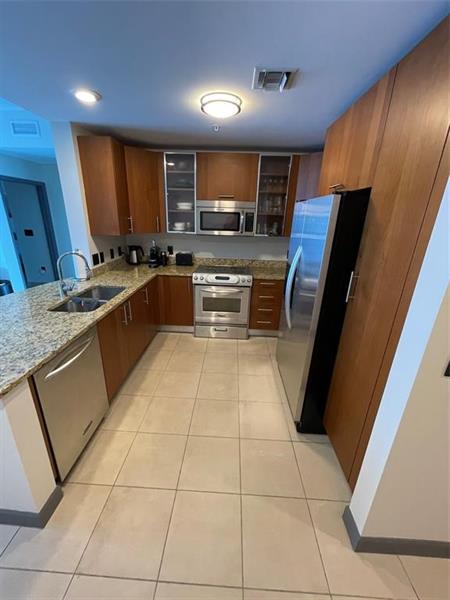 Image 18 of 35 For 1945 Ocean Dr  505