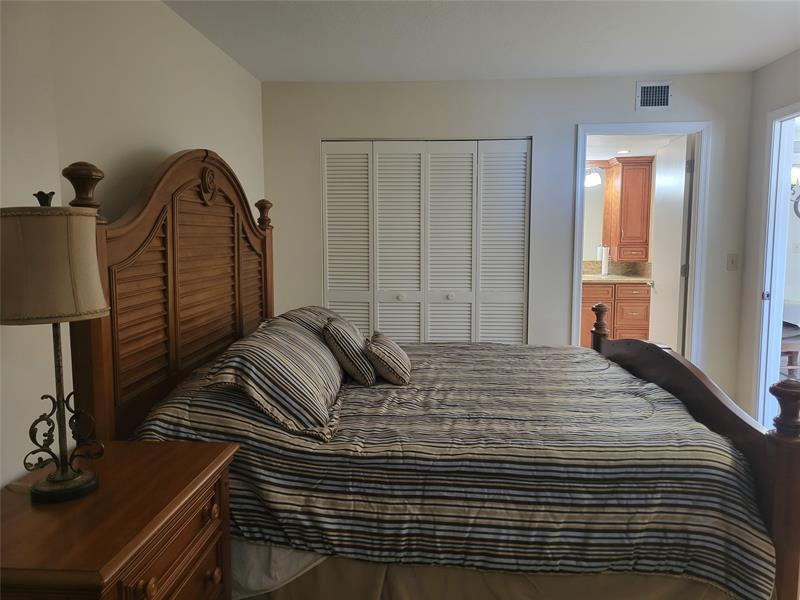 Image 17 of 34 For 2401 Ocean Dr  1108