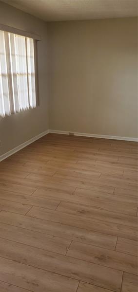 Image 7 of 20 For 1902 Bermuda Cir  H4