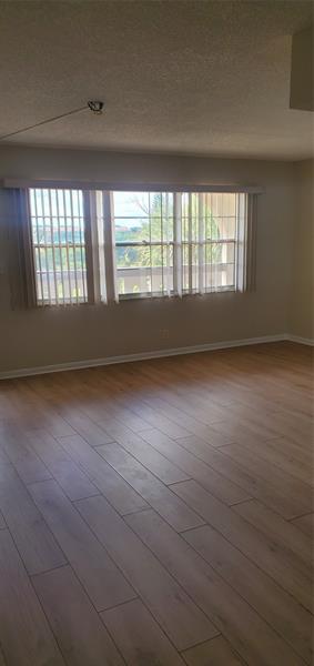 Image 8 of 20 For 1902 Bermuda Cir  H4