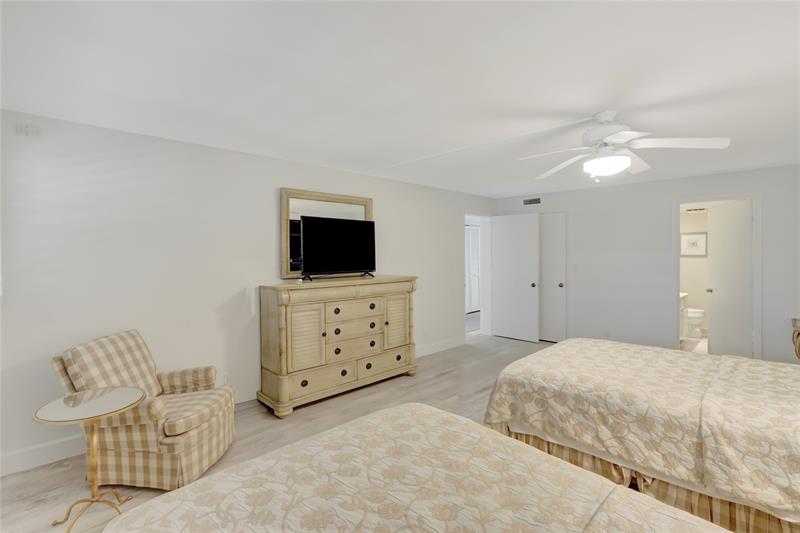 Image 17 of 23 For 1710 Ocean Ln  104