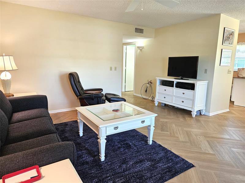 Image 5 of 50 For 9 Vista Gardens Trl  106