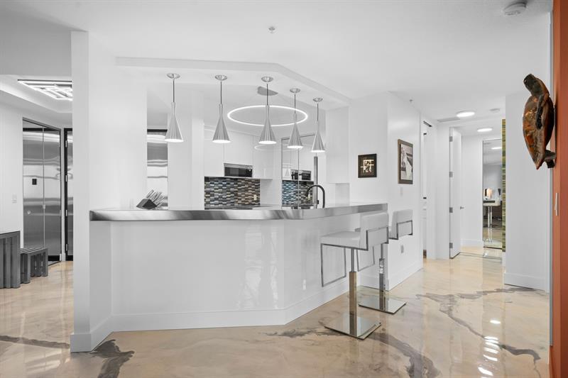 Image 10 of 48 For 347 New River Dr Ph 7