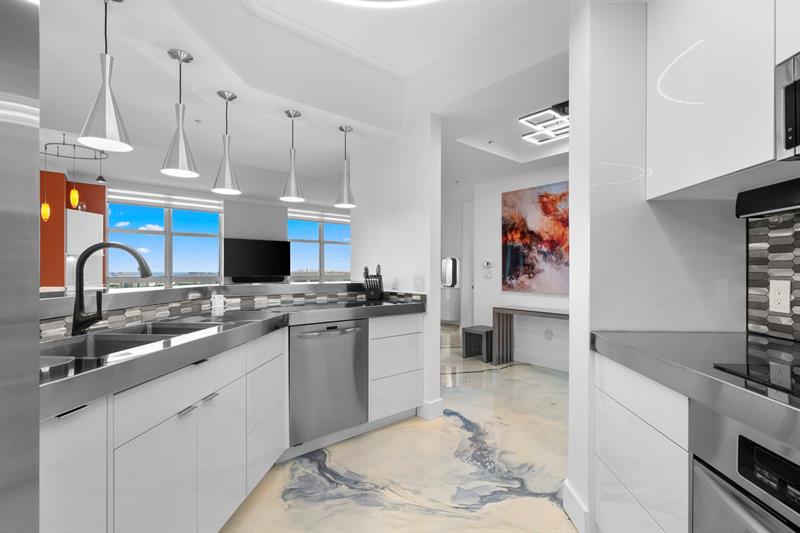 Image 11 of 48 For 347 New River Dr Ph 7