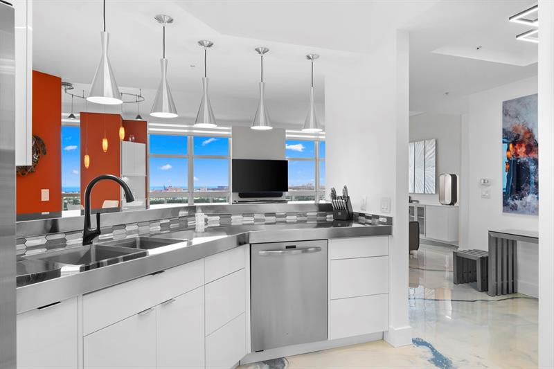 Image 12 of 48 For 347 New River Dr Ph 7