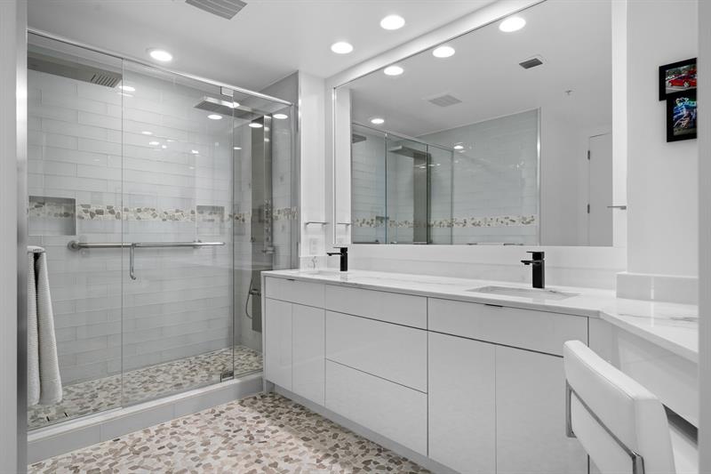 Image 16 of 48 For 347 New River Dr Ph 7