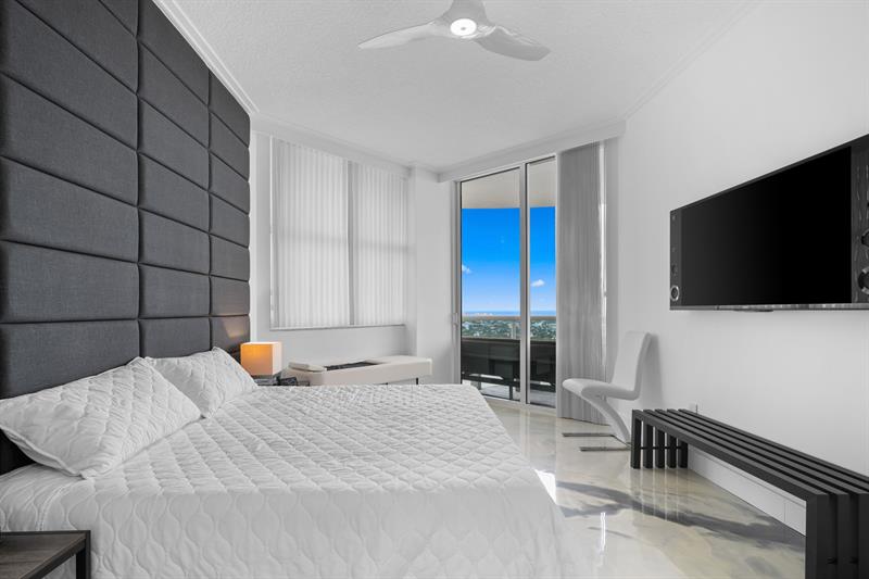 Image 18 of 48 For 347 New River Dr Ph 7