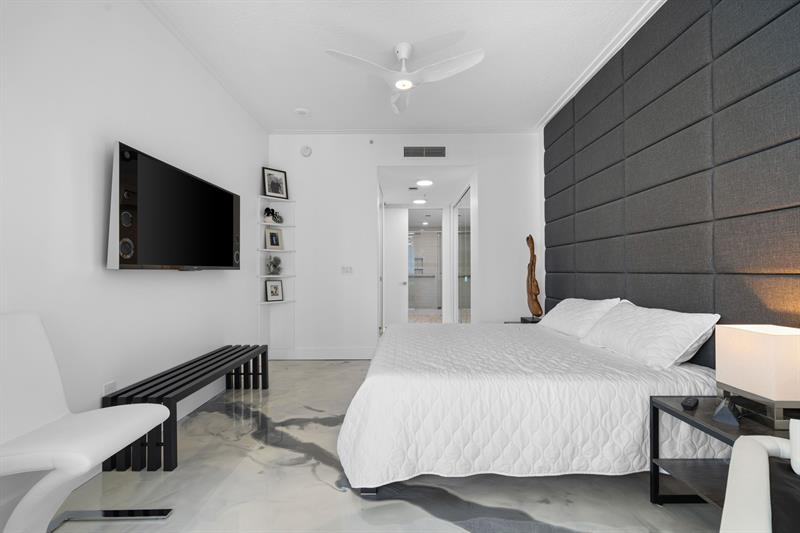 Image 19 of 48 For 347 New River Dr Ph 7