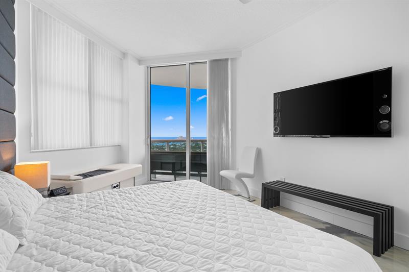 Image 20 of 48 For 347 New River Dr Ph 7