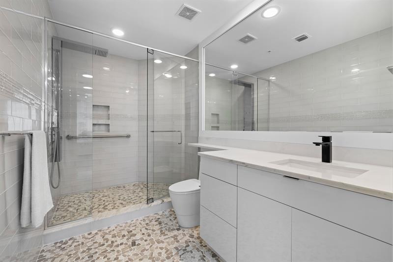 Image 21 of 48 For 347 New River Dr Ph 7