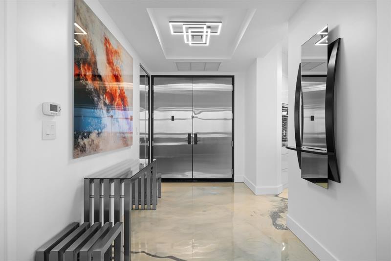 Image 4 of 48 For 347 New River Dr Ph 7