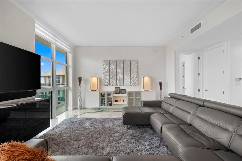 Image 7 of 48 For 347 New River Dr Ph 7